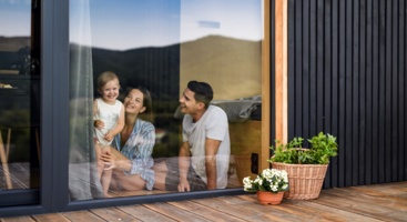 Familie vor dem Terrassenfenster