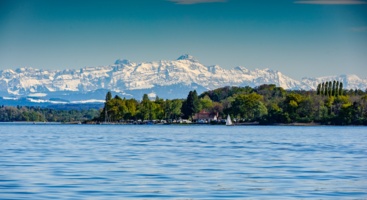Blick über den Bodensee bis zu den Schweizer Alpen